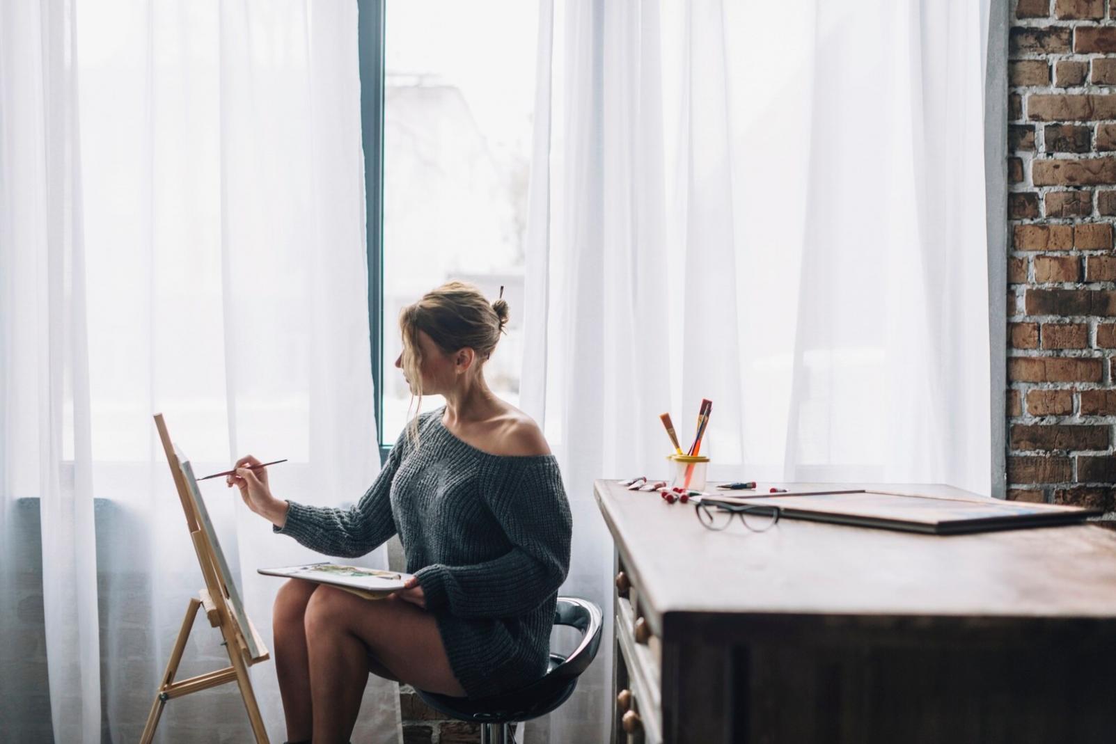 Professioneller Arbeitsplatz für effektives Heimlernen mit strukturierter Umgebung