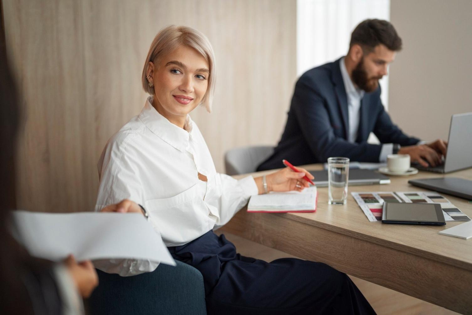 Teilnehmer arbeiten gemeinsam an Finanzstrategien